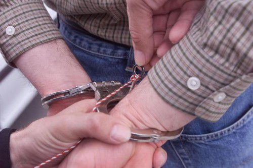 Für den gesuchten Beifahrer klickten die Handschellen.