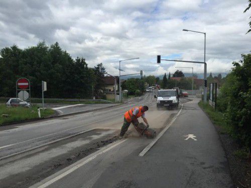 Gestern wurde der bestehende Fahrbahnbelag der L 55 auf Höhe der Autobahnabfahrt Altach abgefräst.