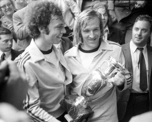 Günter Netzer und Franz Beckenbauer mit dem Europameisterpokal 1972.
