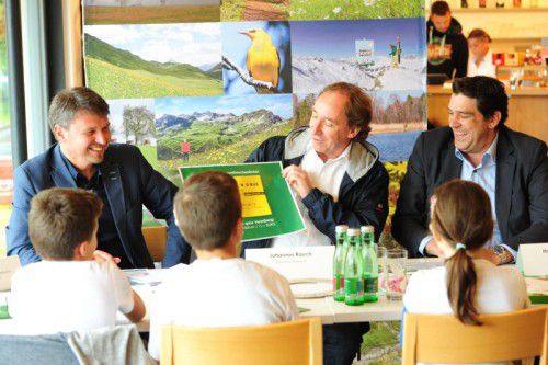 Harder Volksschüler bei der Pressekonferenz mit Kurt Fischer (Umweltverband, l.) und Landesrat Johannes Rauch.