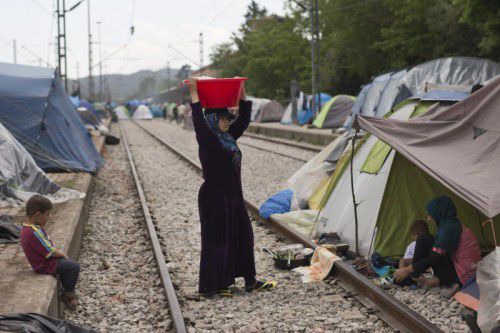Im nordgriechischen Grenzort Idomeni campieren Flüchtlinge auch entlang der Bahngleise. 