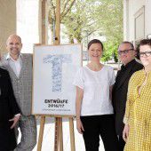 Mit einer starken Frau vor den Toren der Kirche