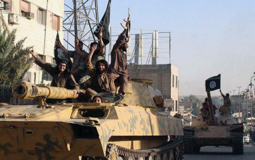 IS-Truppen ziehen mit Panzern durch Raqqa.