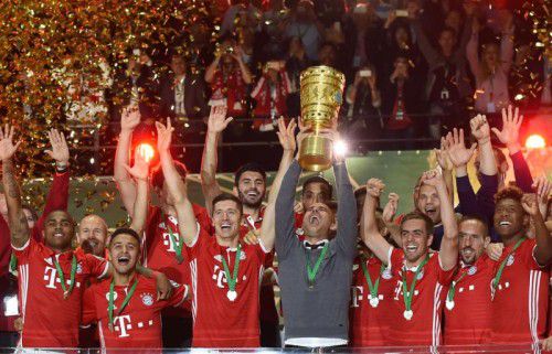 Jubel bei den Bayern-Spielern und Trainer Pep Guardiola nach dem dramatischen Titelgewinn im Elfmeterschießen gegen Dortmund.