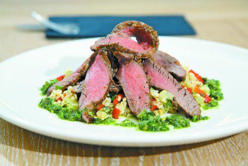 Köstliche Flanke vom Rind auf Bulgur mit Stangensellerie und Paprika sowie Salsa Verde.