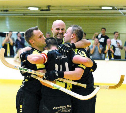 Kollektive Jubeltraube der RHC-Dornbirn-Cracks mit Kapitän Jakob Stockinger nach Spielende.