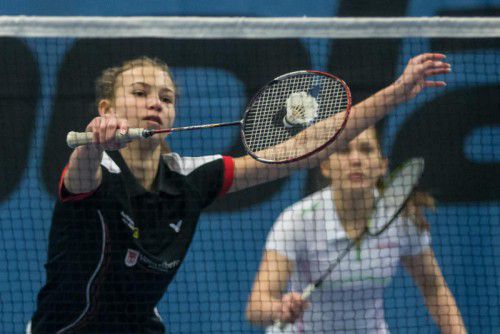 Lokalmatadorin Anna Hagspiel (l.) und Lena Kremmel (Dornbirn) holten sich den Siegerpokal im U-15-Doppel der Mädchen.