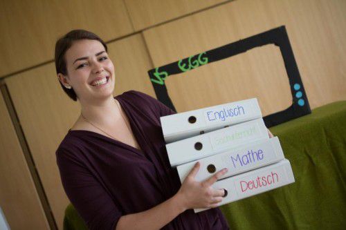 Magdalena Jagg mit den Unterrichtsmaterialien.