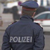 Ein falscher Polizist beim Eierwerfen zu Halloween
