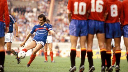 Mit seinem neunten Turniertor stellte Michel Platini per Freistoß die Weichen für Frankreichs EM-Sieg.