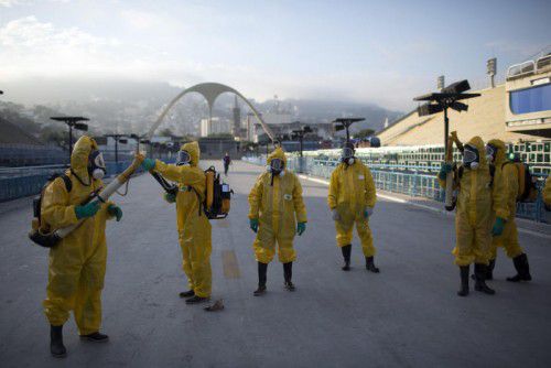 Mitarbeiter des Gesundheitsministeriums versprühen in Rio de Janeiro Insektizide zur Bekämpfung der Zika-übertragenden Tigermücke. 