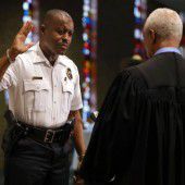 Schwarzer Polizeichef in Ferguson vereidigt