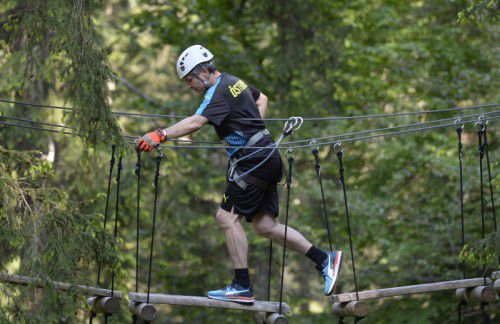 Sicheren Schrittes bewegt sich ÖFB-Teamchef Marcel Koller im Rahmen eines Besuchs im Hochseilpark in Flims.