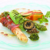 Eine Gemüseterrine mit Spargel