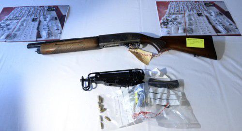 Unter den sichergestellten Waffen war neben Maschinenpistolen auch eine Pumpgun dabei.