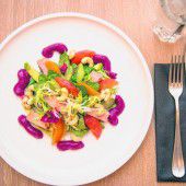 Bunter Salat mit Räucherfisch