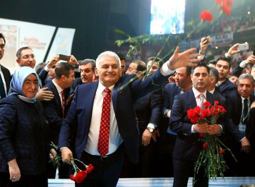 Yildirim bekräftigte auf dem Sonderparteitag seine Loyalität zu Erdogan.
