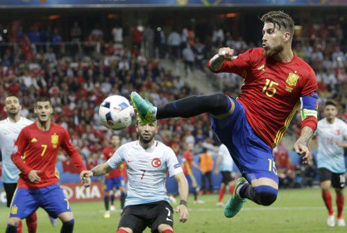 Akrobatische Einlage von Spaniens Kapitän Sergio Ramos gegen die Türkei. Der Titelverteidiger wusste nicht nur kämpferisch zu überzeugen, sondern war auch spielerisch eine Klasse für sich.