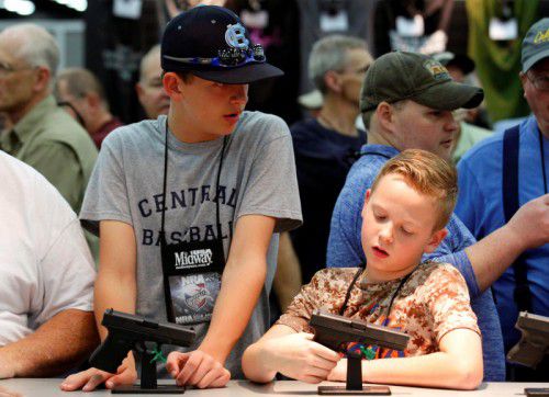 An den jährlichen Meetings der National Rifle Association of America (NRA) nehmen auch junge und sehr junge Waffennarren teil.