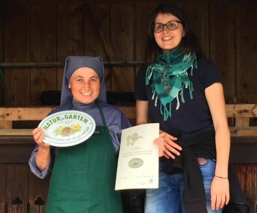 Angelika Mangold übergab die Auszeichnung an Sr. Cordula.