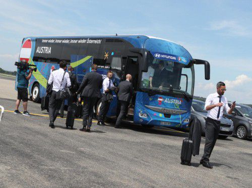 Ankunft in Avignon: Ramazan Özcan mit einem schnellen Blick auf sein Smartphone, bevor es mit dem „Immer-wieder-Österreich“-Bus in Richtung Teamhotel ging.