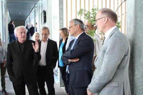 Architekt Erich Steinmayr führte u. a. LT-Präsident Harald Sonderegger, Gabriele Nußbaumer und Bgm. Eugen Gabriel durch den Neubau.