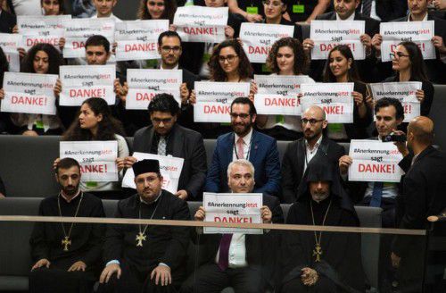 Armenische Geistliche und Aktivisten wohnten der Abstimmung im Bundestag bei.