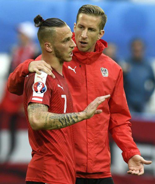 Auch das gehört zur Rolle des Routiniers Marc Janko (r.). Er beruhigt den emotional sehr aufgeladenen Marko Arnautovic.