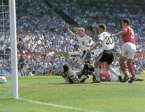 Bei der EM-Endrunde 1996 holte sich Matthias Sammer (M.) mit Deutschland den EM-Titel.