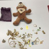 Teddybär mit goldenem Schmuck im Bauch
