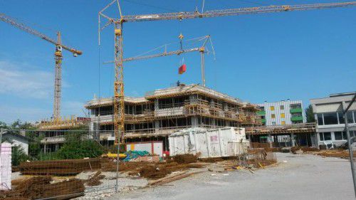 Beim Schulcampus Schendlingen liegen die Bauarbeiten exakt im Plan, spätestens im Juli soll das Richtfest gefeiert werden.