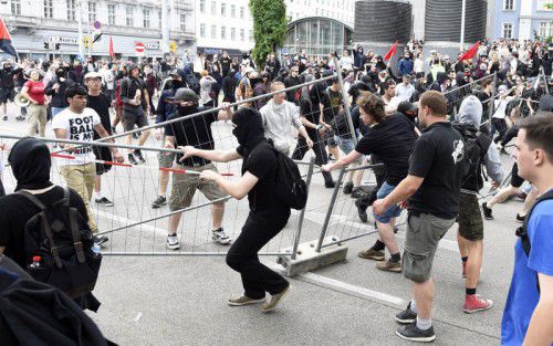 Beim Zusammenstoß von Identitären und Gegendemonstranten kam es zu heftigen Auseinandersetzungen.