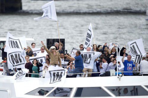 Brexit-Initiator David Cameron wurde zum Brexit-Gegner (links außen). Befürworter Nigel Farage (rechts außen) führt die rechtspopulistische Partei an. Dazwischen ein Boot voller Befürworter mit dem irischen Sänger Bob Geldof an Bord, eine Austrittskampagne in Sittingbourne und Schlagzeilen in der britischen Presse.