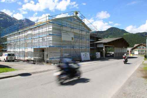 Das Bürogebäude ist bereits aufgerichtet, Anfang Juli weicht die alte Halle den zwei geplanten Wohnbauten.