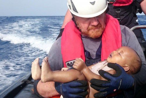 Das Flüchtlingskind, das der deutsche Helfer der Organisation Sea-Watch trägt, ist nahe der Küste Libyens ertrunken.