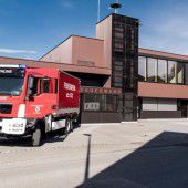 Feuerwehr Schlins feiert neues Auto