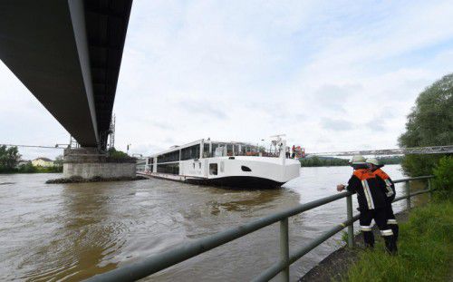 Das Schiff steckte stundenlang quer zum Fluss fest. Personen wurden nicht verletzt.