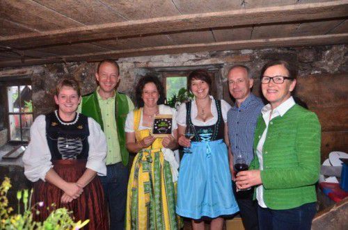 Das von Schülerinnen initiierte Kochbuch „An Guata“ kommt bei den Gästen im Klostertal gut an.