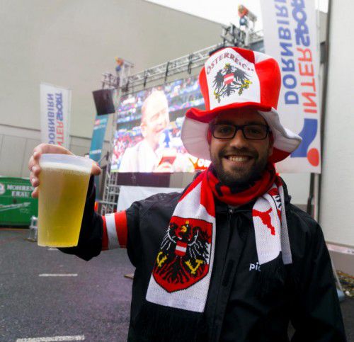 Daumen drücken für die rot-weiß-rote Elf in der Dornbirner Eisengasse: wetterfeste Fußballfans beim Public Viewing.