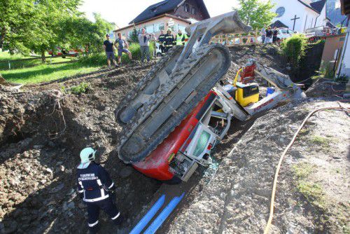 Der Bagger hat sich überschlagen, sein Fahrer konnte sich nachdem Unfall selbst befreien.