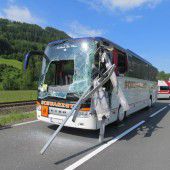 Reisebus mit 24 Kindern an Bord verunglückt