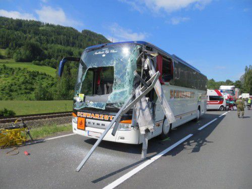 Der Bus ist mit einem Klein-Lkw kollidiert. Metallteile von der Ladefläche bohrten sich in den Bus und trafen eine Lehrerin in die Brust.