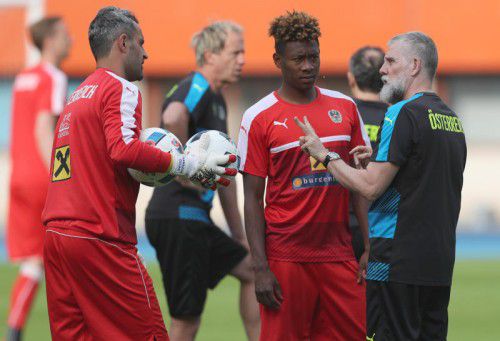 Der Götzner Ramazan Özcan und David Alaba lauschen den Anweisungen von Athletic-Coach Roger Spry beim Abschlusstraining in Wien.