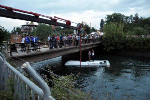Der mit vielen Schulkindern besetzte Bus stürzte im Süden der Türkei von einer Brücke in einen Kanal.