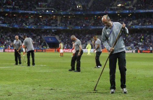 Der Rasen in Lille sorgt für Unmut: „Das ist eine Schande“, schimpfte etwa der Schweizer Trainer Vladimir Petkovic.