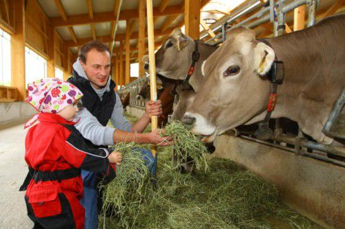 Der Schrunser Jungbauer Bernhard Schrottenbaum (im Bild mit Nichte Anna) hält 55 Milchkühe. Sie produzieren pro Tag 1400 Liter Milch.