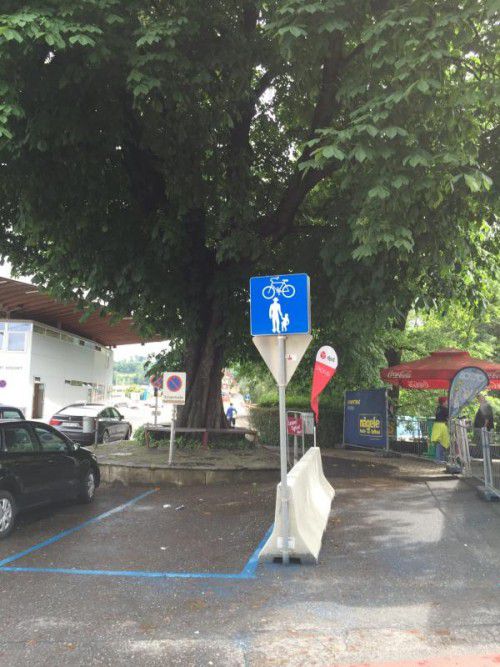 Der Weg führt zwischen Parkplatz und Kiosk hindurch.
