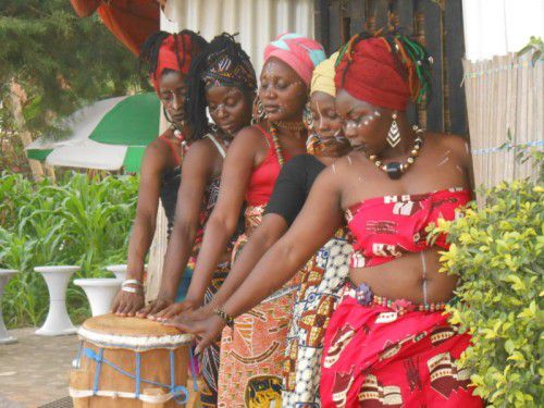 Die „Adjap Group“ aus Kamerun kommt zum internationalen Amateurtheaterfestival in den Bregenzerwald.