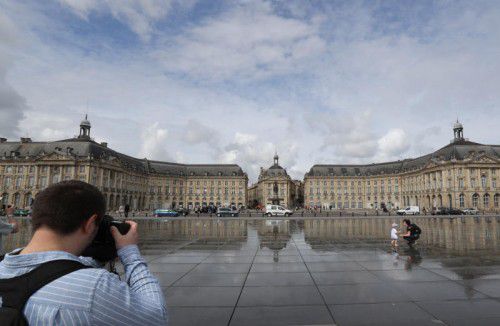 Die Altstadt von Bordeaux, im Bild die Place de la Bourse, ist ein beliebtes Fotoobjekt für die vielen Besucher.