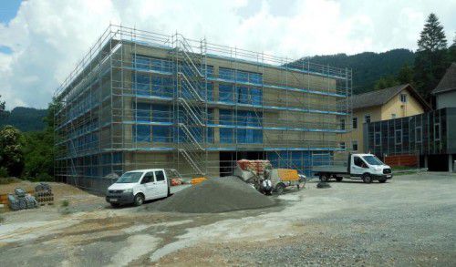 Die Arbeiten am Schulneubau liegen im Zeitplan.